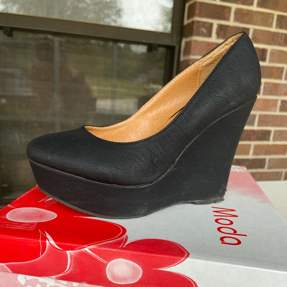 Black Top Moda wedges, Size 8, Like New